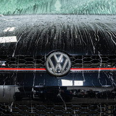Gyeon texture droplets on car panel illustrating hydrophobic beads and gloss