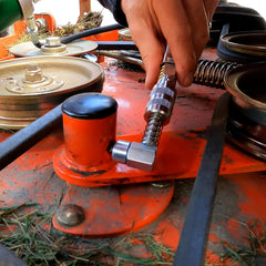 LockNLube close-up of jaws and rubber seal, leak-resistant benefit