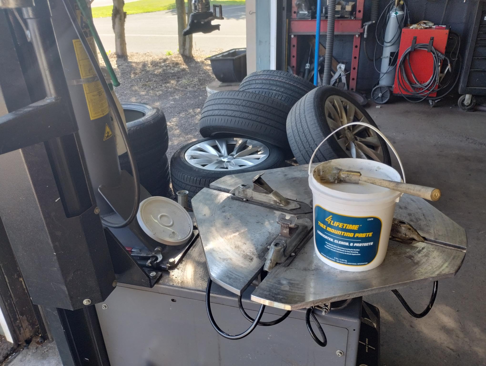4LIFETIMELINES used in a busy shop to speed tire installation
