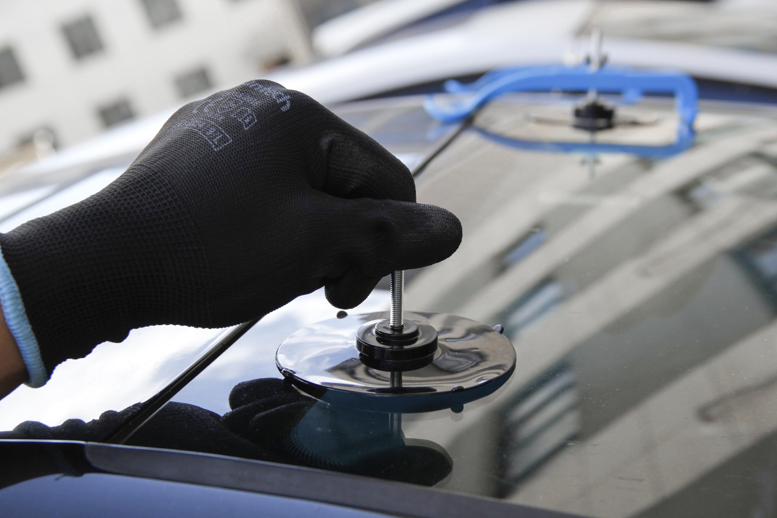 Akuttool angled view of a suction cup adhering to curved glass, reliable seal