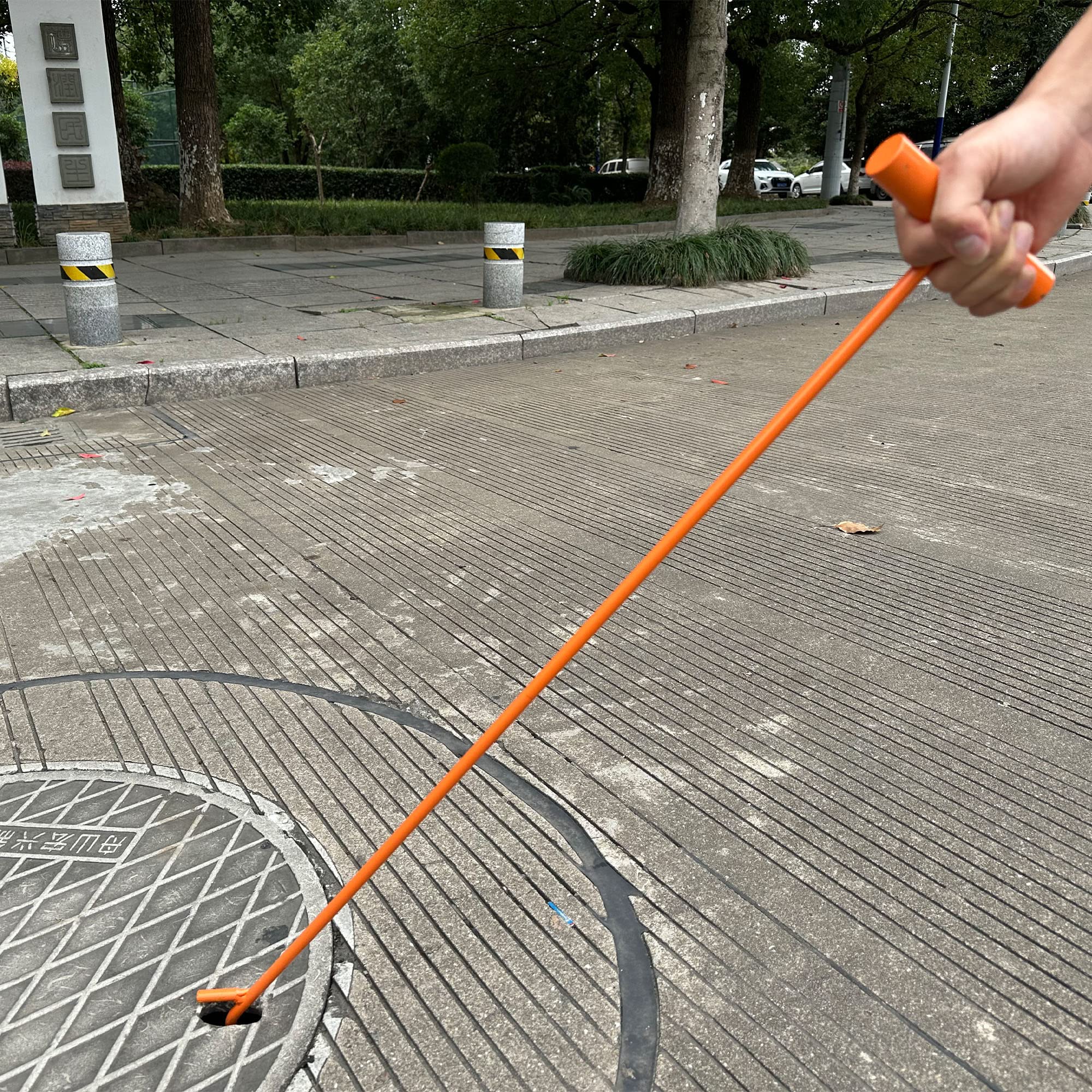 AUTOAlkins in use on a fifth wheel demonstrating safe latch release without crawling