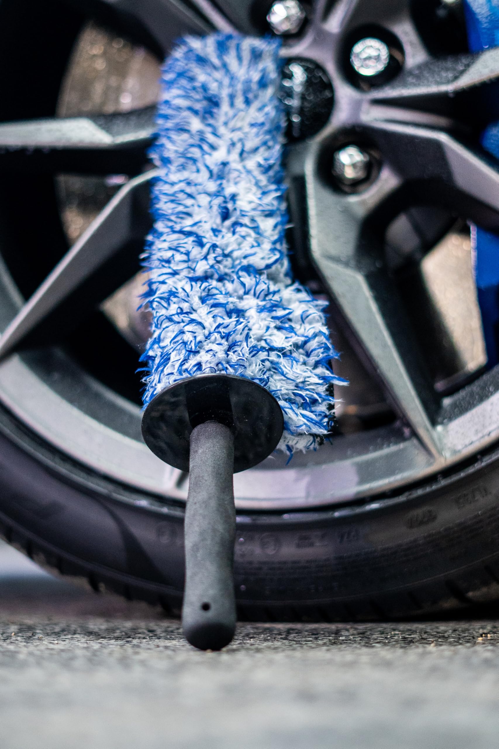 Autofiber brush beside ruler showing 17-inch total length and above-bucket advantage