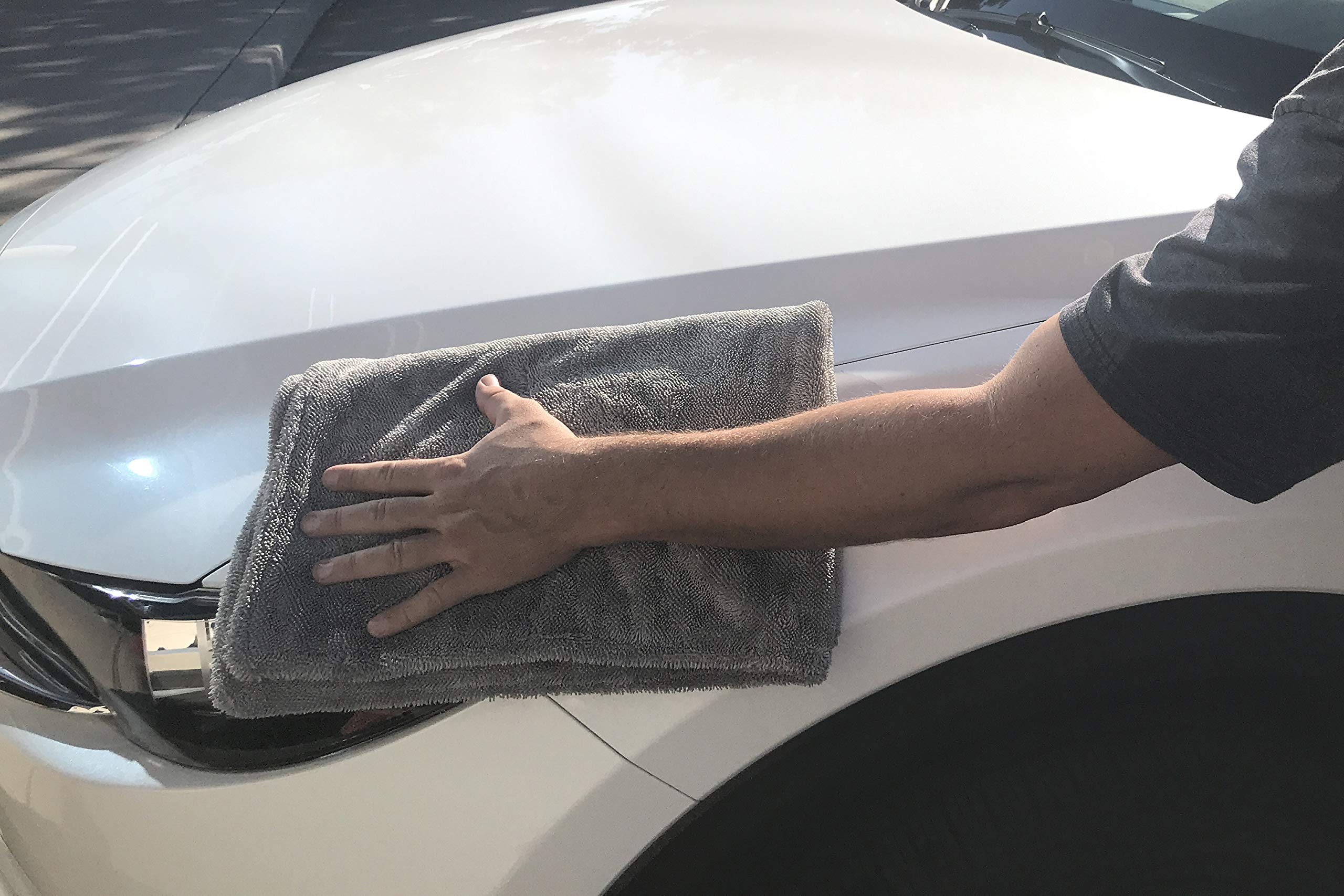 Autofiber Dreadnought wiping car glass to leave clear, lint-free windows