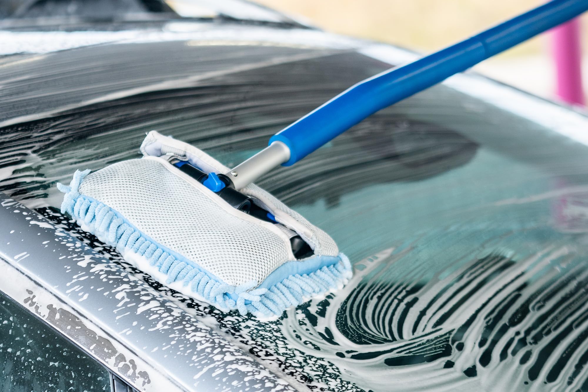 Autofiber mitt washing a sedan roof and wheels for efficient cleaning