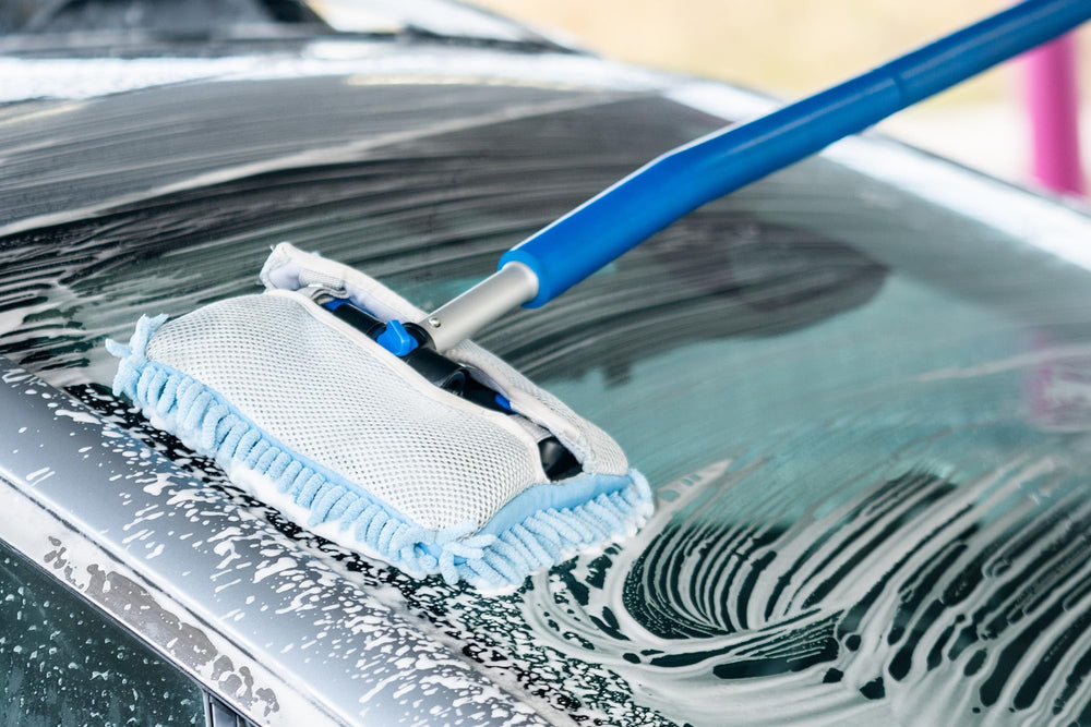 Autofiber mitt washing a sedan roof and wheels for efficient cleaning