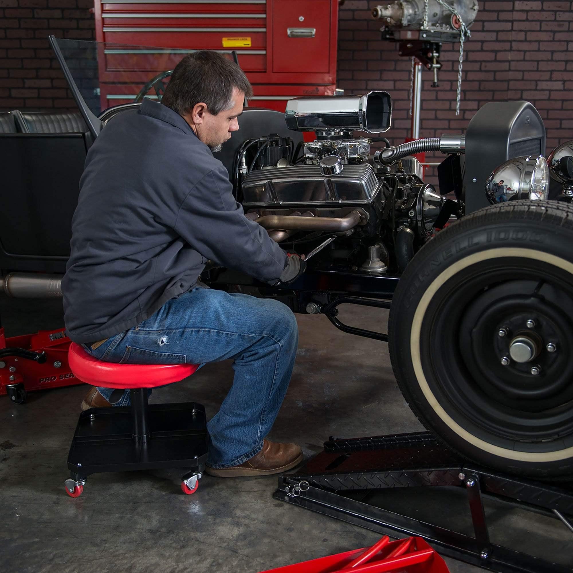 Big RED action shot of lever height adjustment enabling fast ergonomic positioning