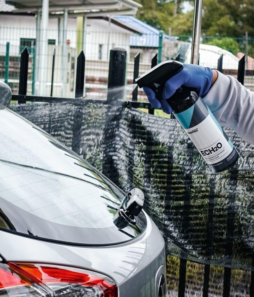 CARPRO close-up label shot highlighting SiO2 hybrid formula benefit