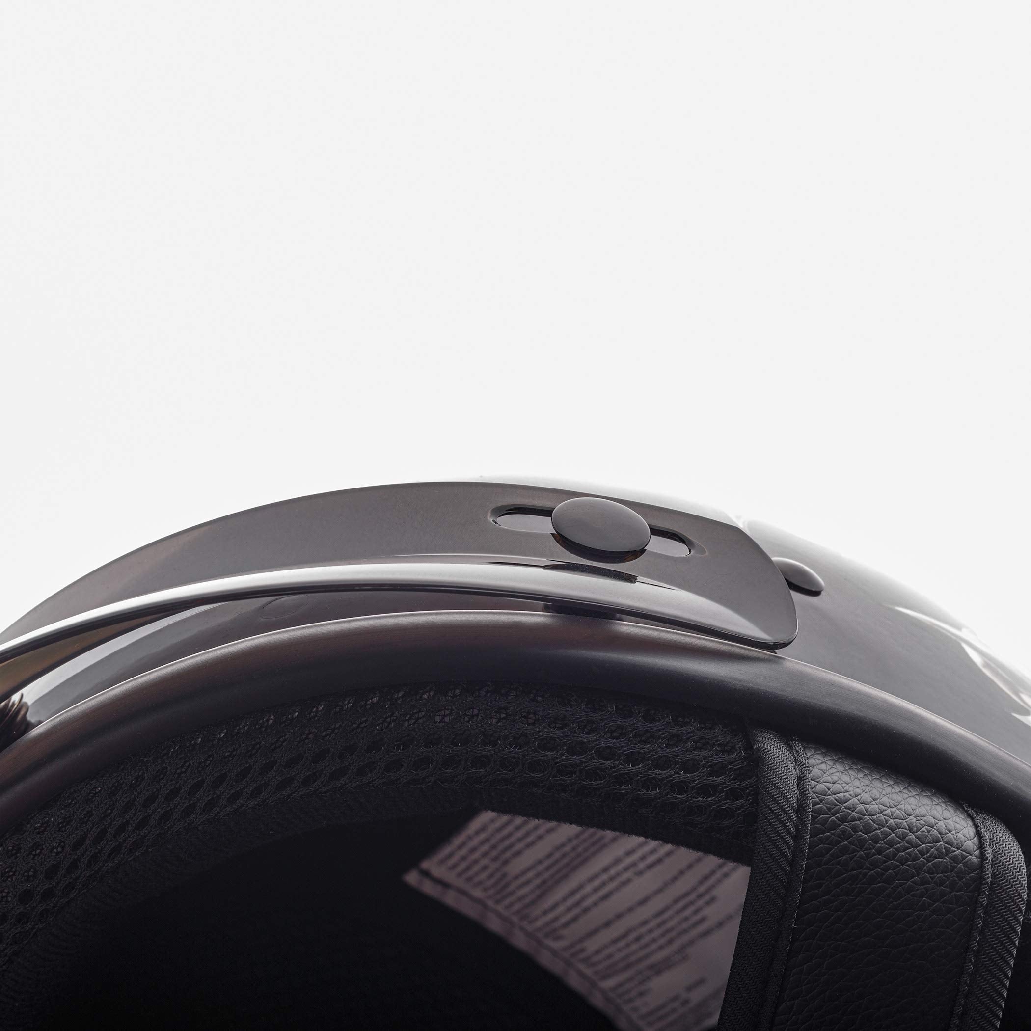 CARTMAN quick-release buckle and strap demonstrating easy-gloved adjustments