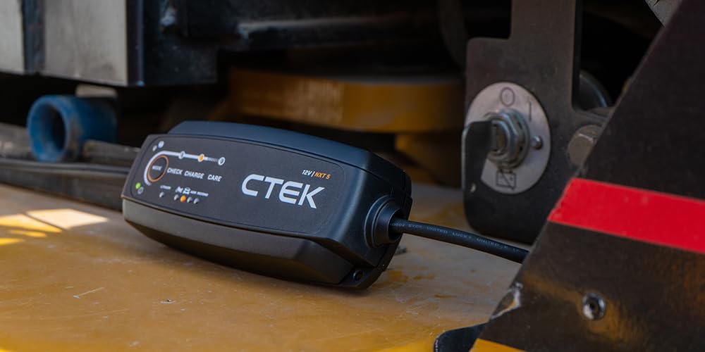 CTEK NXT 5 weather‑resistant housing detail for reliable garage or outdoor use