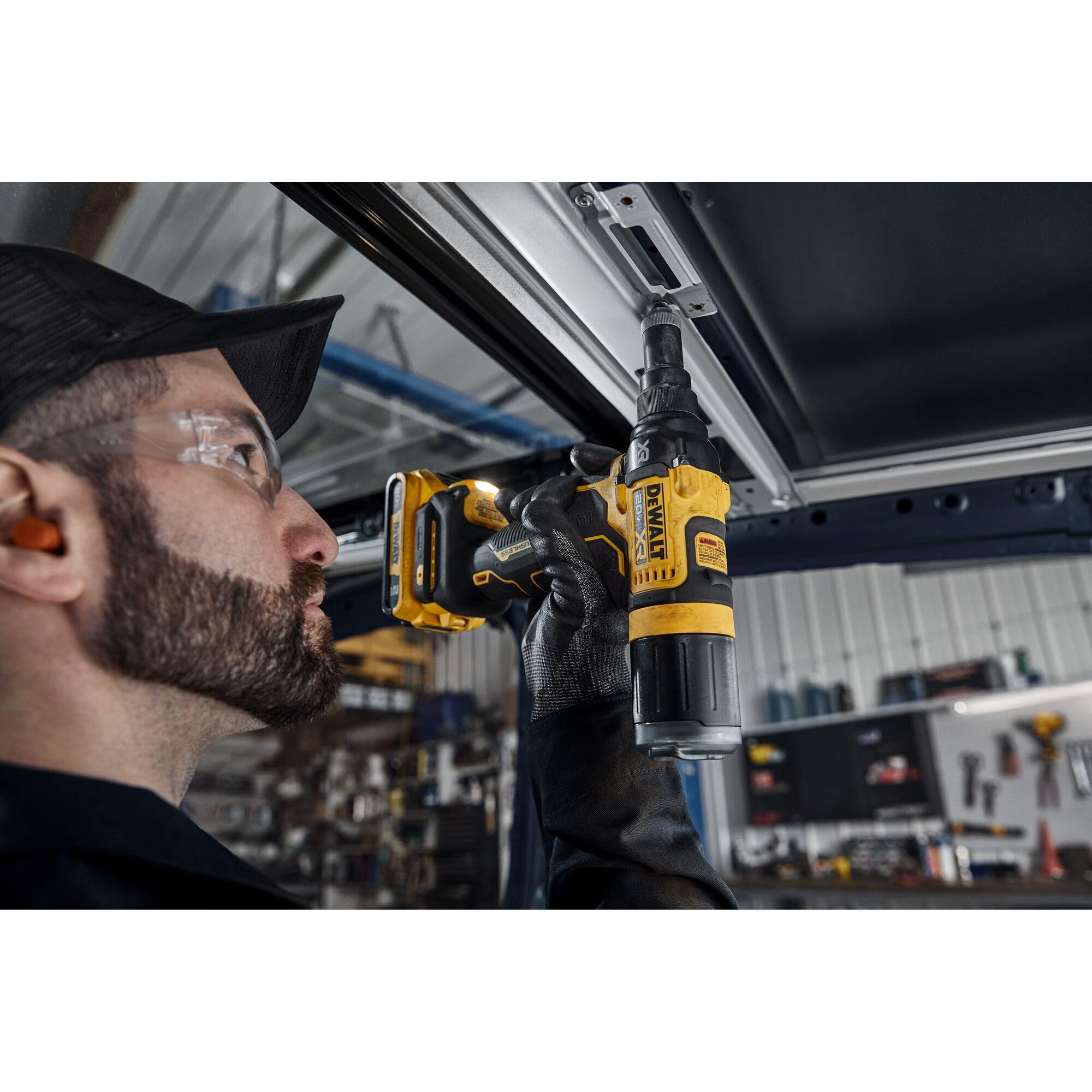 DEWALT stroke length graphic illustrating 0.98 inch one-stroke fastening benefit