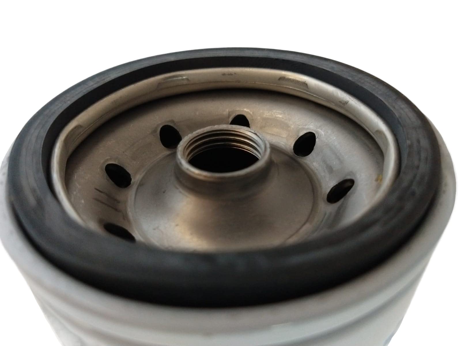 Donaldson P550943 filter media close-up highlighting fine-fiber capture benefit