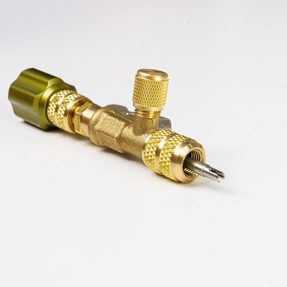 Elitech closeup of thickened brass adapter, robust sealing benefit