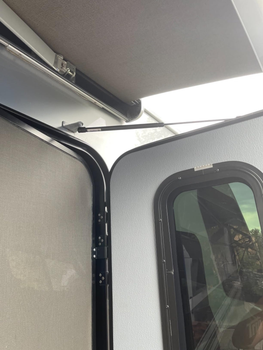 Euplokeer strut supporting food truck window highlighting sturdy, reliable lift