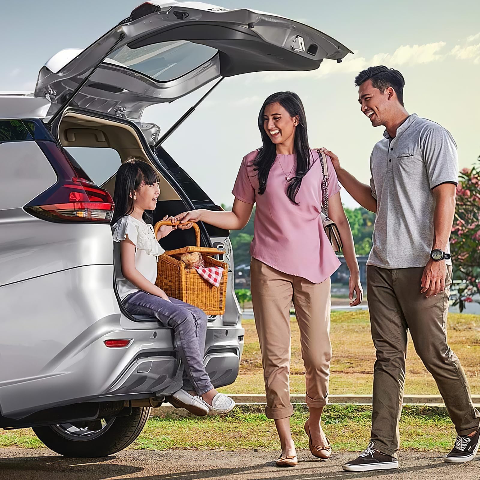Euplokeer garage scene with open CR-V trunk showing reliable hands-free hatch hold