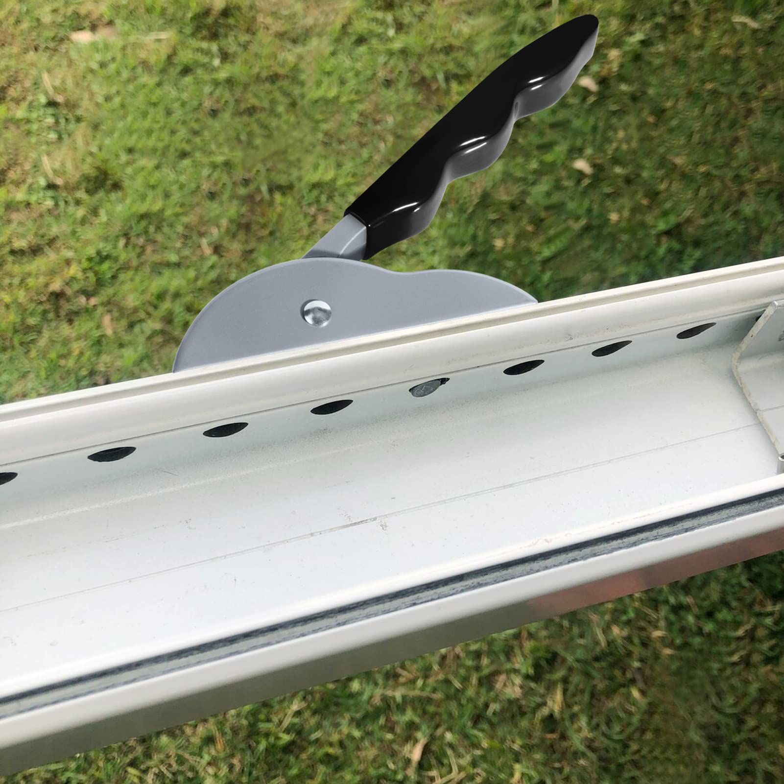 EXCELFU handle next to a hand showing scale and easier handling benefit
