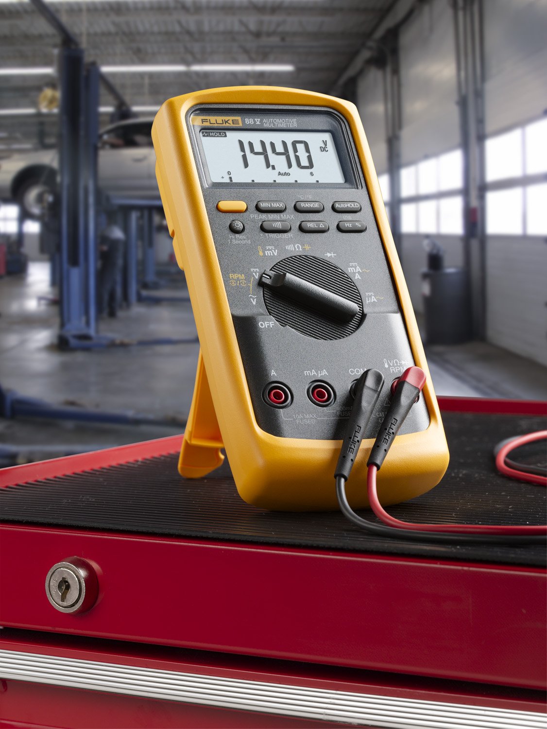 Fluke 88 temperature probe measuring component temperature for faster troubleshooting