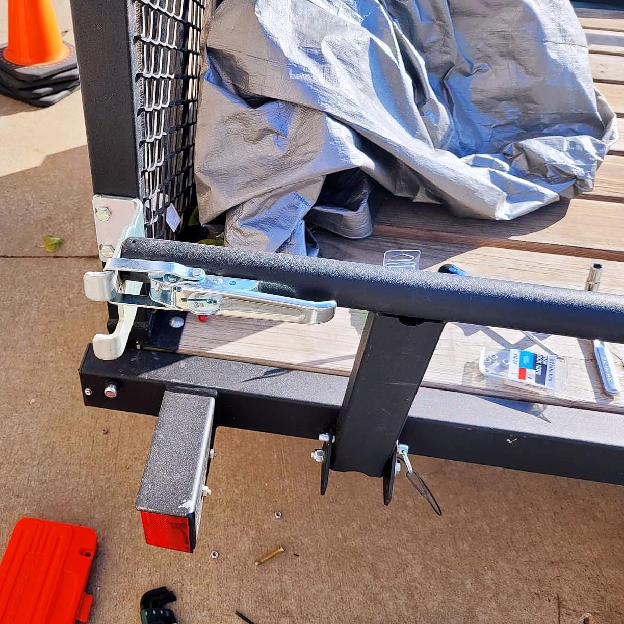 GMKD spring mechanism detail showing reliable retention and anti-vibration benefit