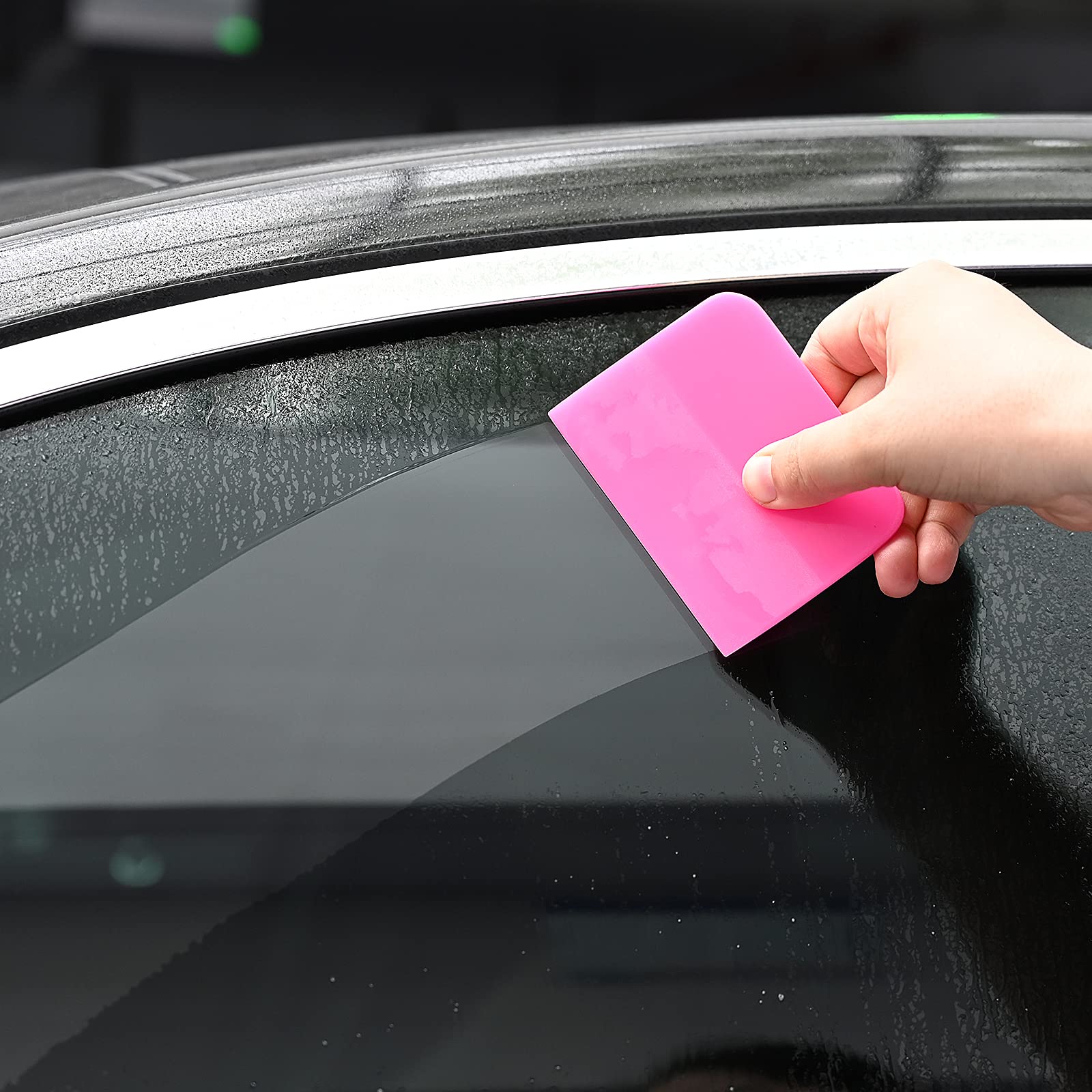 Gomake mini sharp edge wiping water from seam, enabling precise scraping