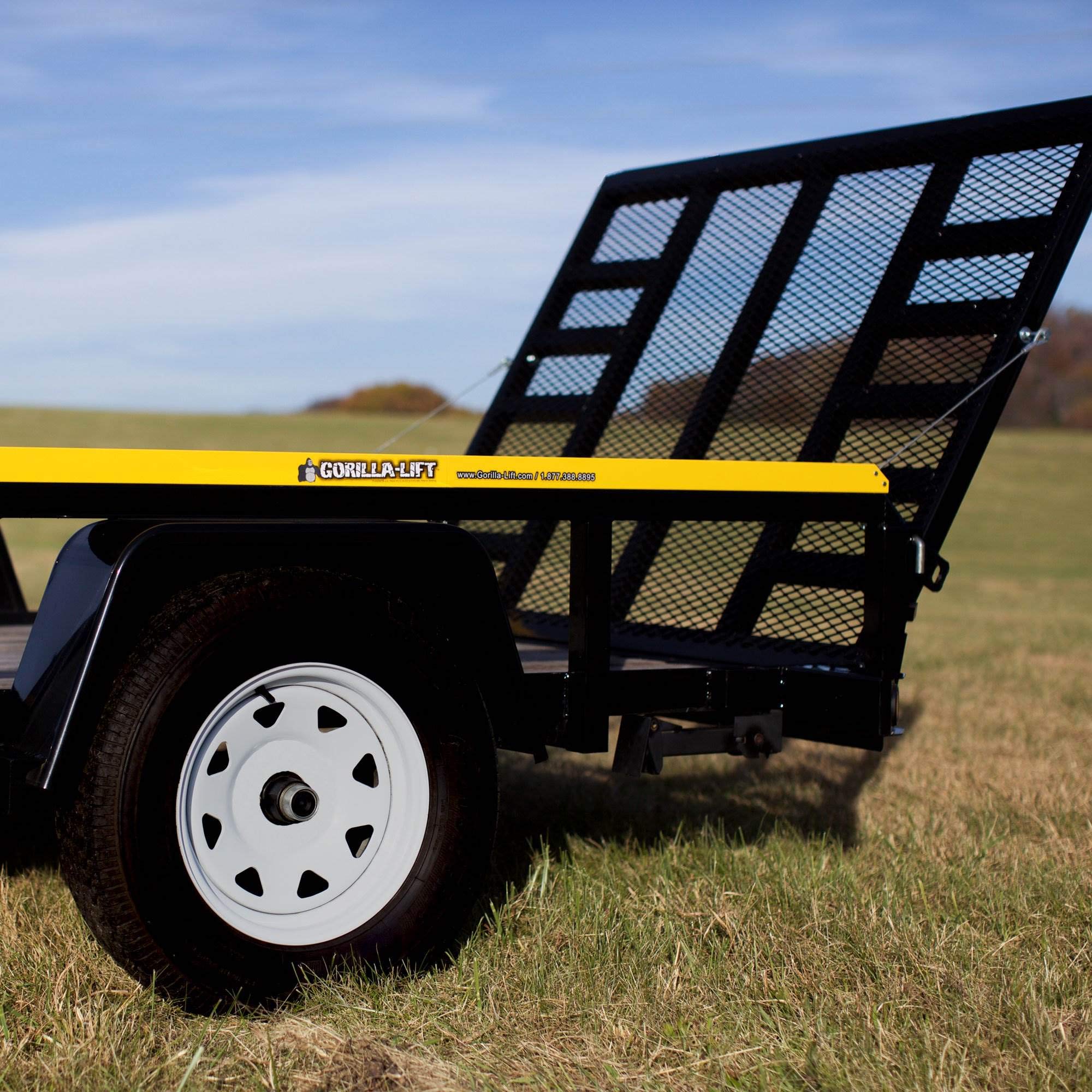 GORILLA-LIFT next to ruler shows compact low-profile fit advantage