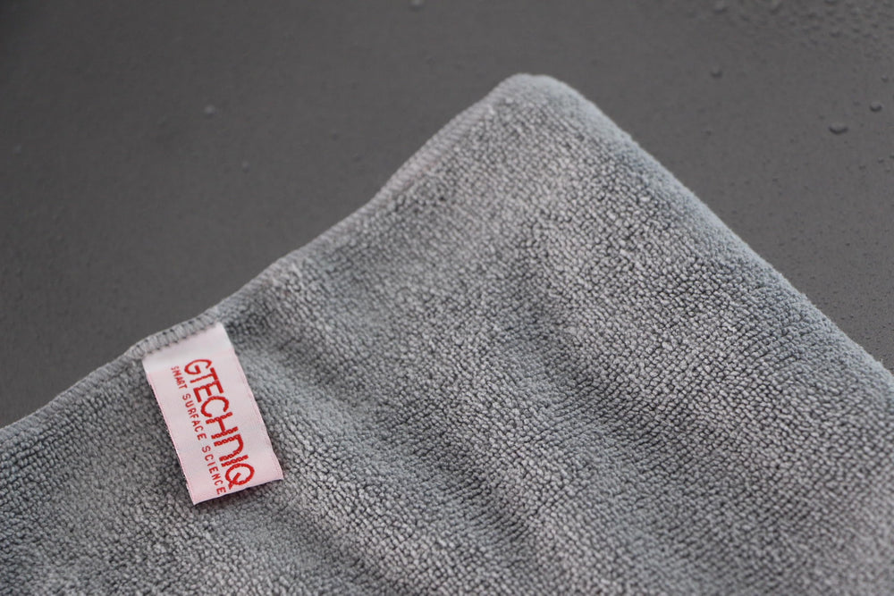 Gtechniq MF1 pile texture on gloss showing streak-free polishing performance