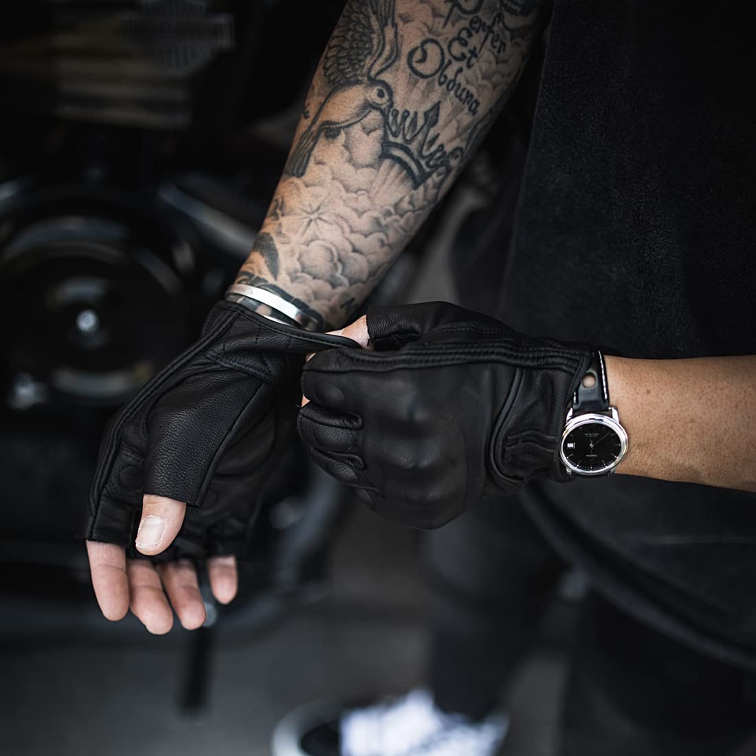 Harssidanzar gloves in use on motorcycle handlebar illustrating control and tactile feedback