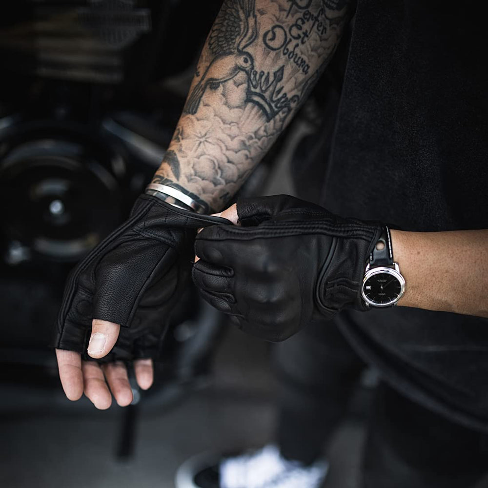Harssidanzar gloves in use on motorcycle handlebar illustrating control and tactile feedback