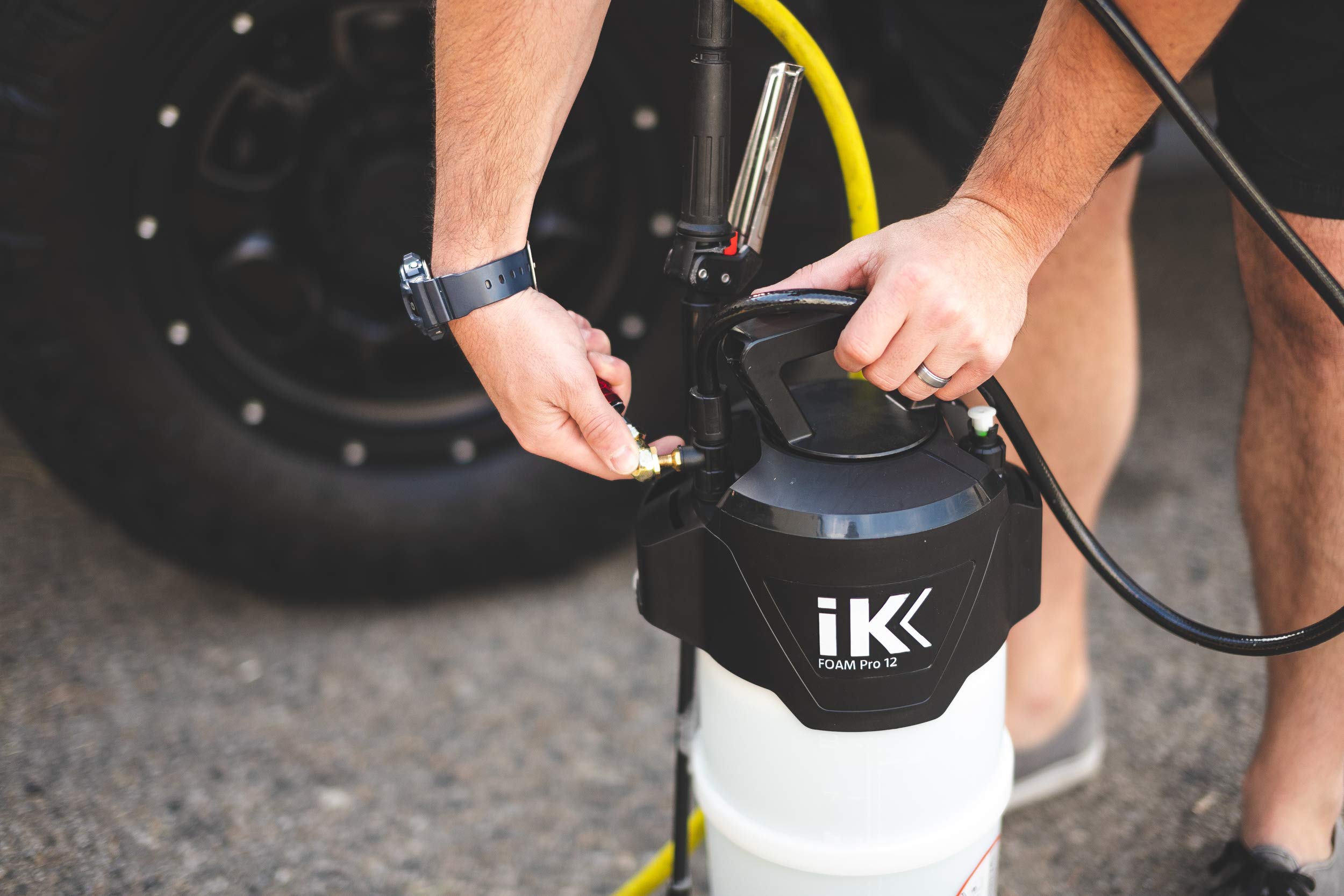 IK Foam Pro 12 translucent tank with visible solution level for easy monitoring