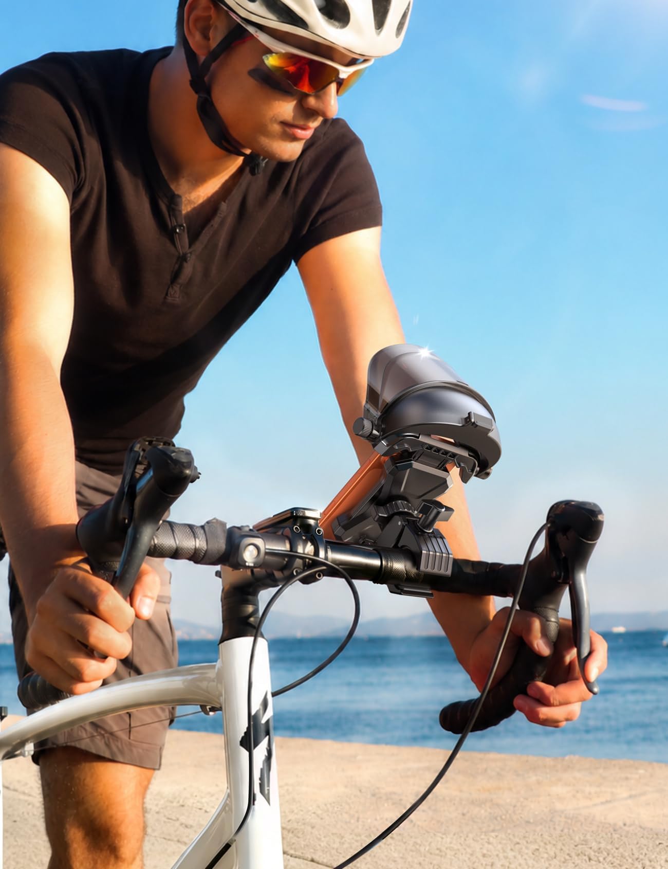JOYROOM 360-degree rotation ball allowing custom viewing angles while riding