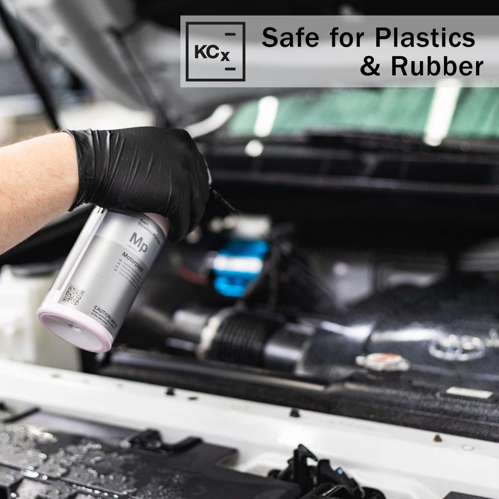 KOCHCHEMIE Motorplast 500 ml bottle held next to a hand to show size and handling benefit