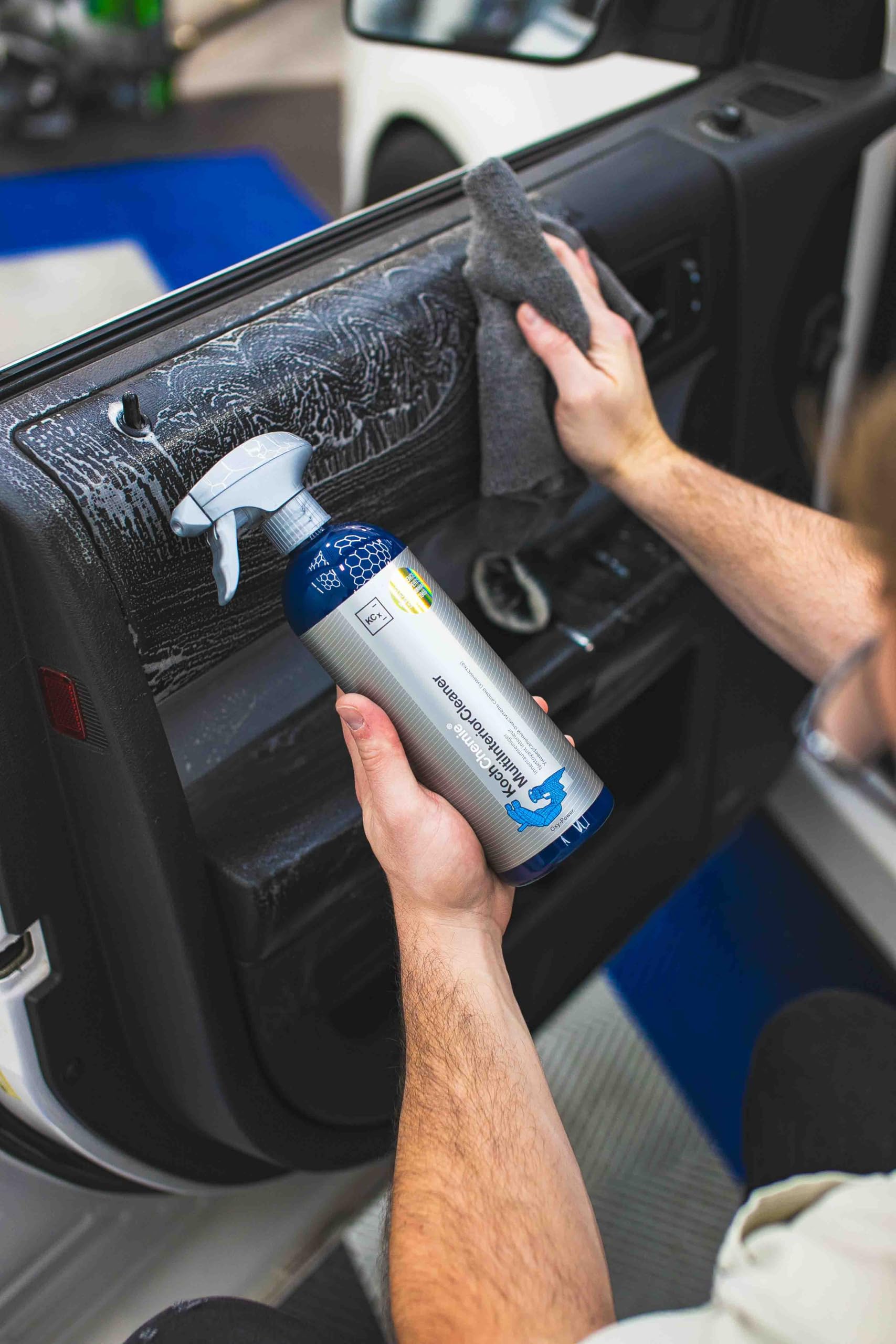 KOCHCHEMIE cleaning a dashboard illustrating streak-free finish