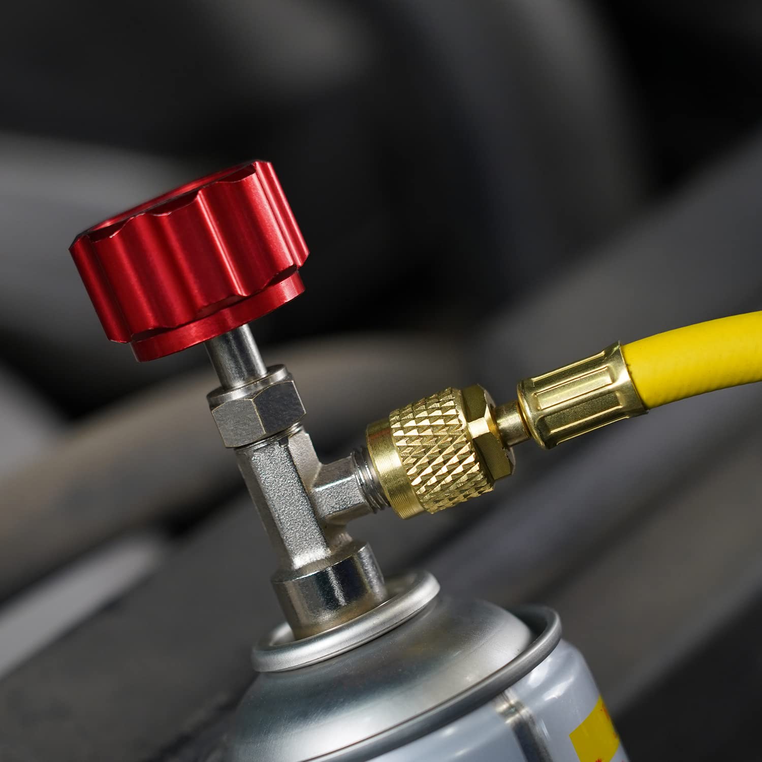Lichamp close-up of metal threading and seals highlighting corrosion resistance and tight fit