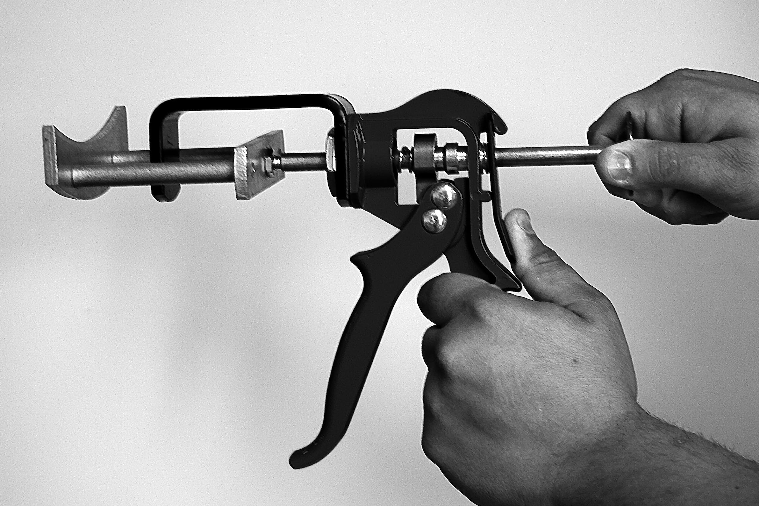 Lisle 25750 handle detail showing ergonomic grip for comfortable use