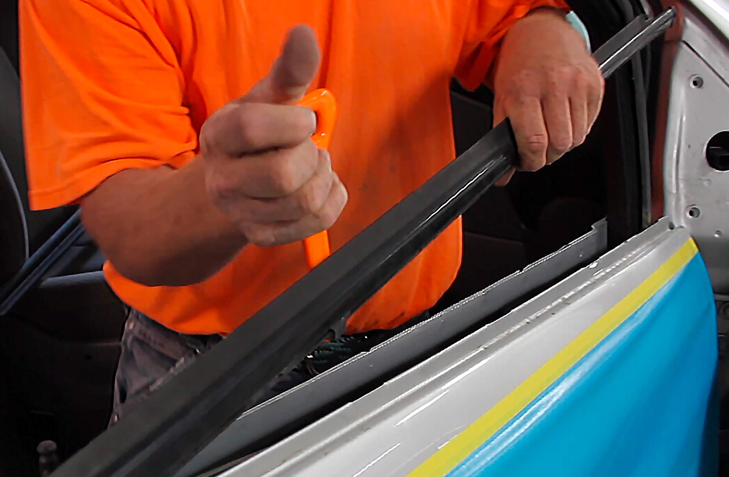Lisle 35240 close-up of flared beveled head demonstrating precise under-molding access