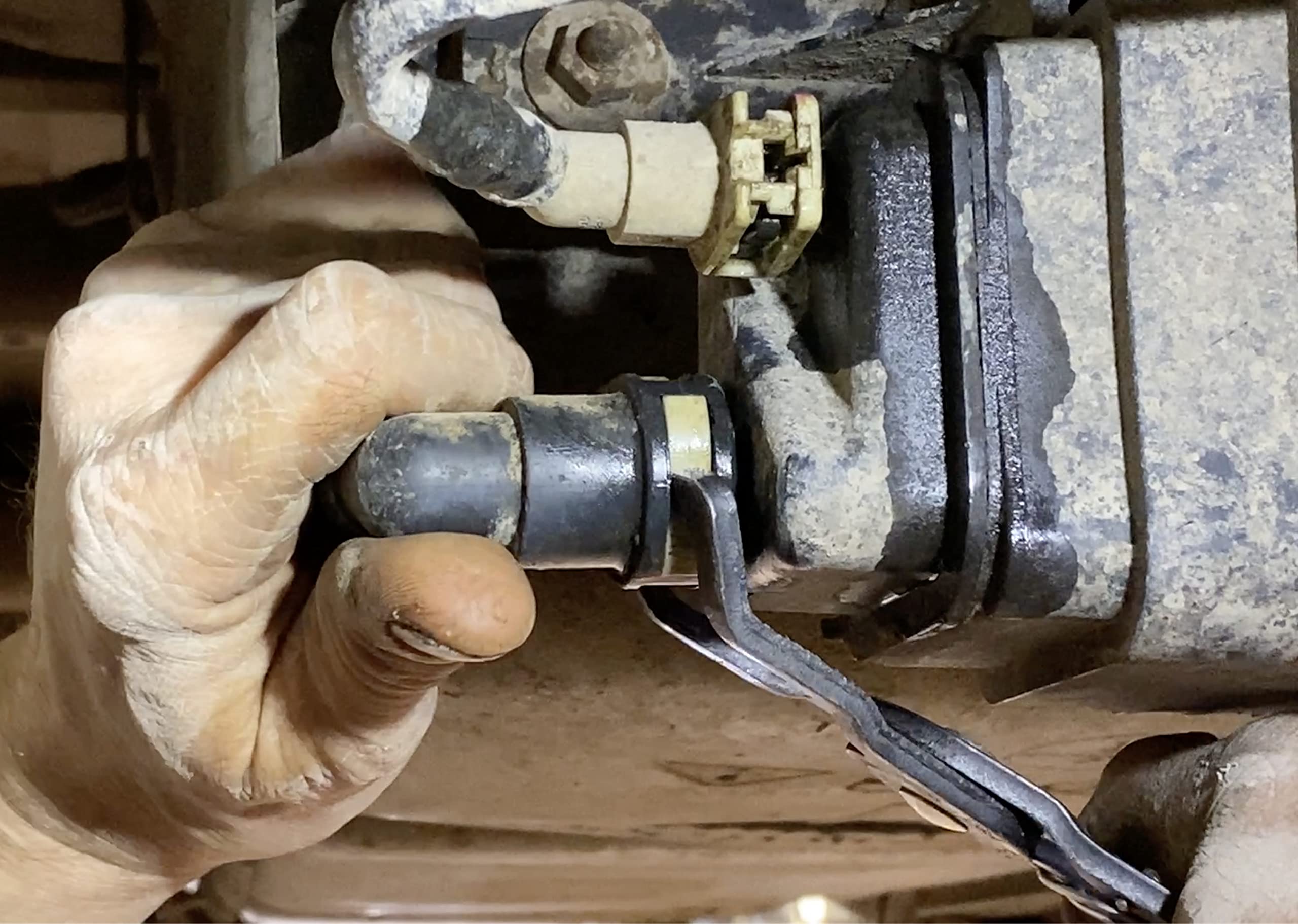 Lisle 37140 in use disconnecting a fuel line showing safer access in confined area