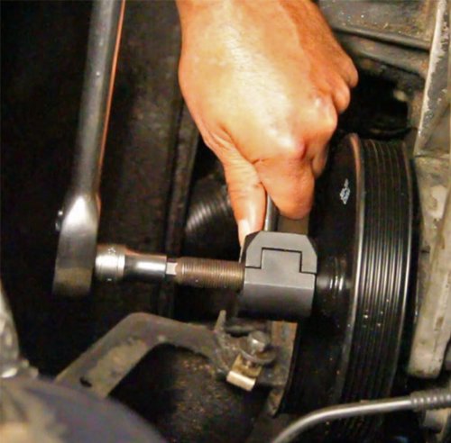 Lisle 39000 close-up of hub-enclosing design preventing pulley slip