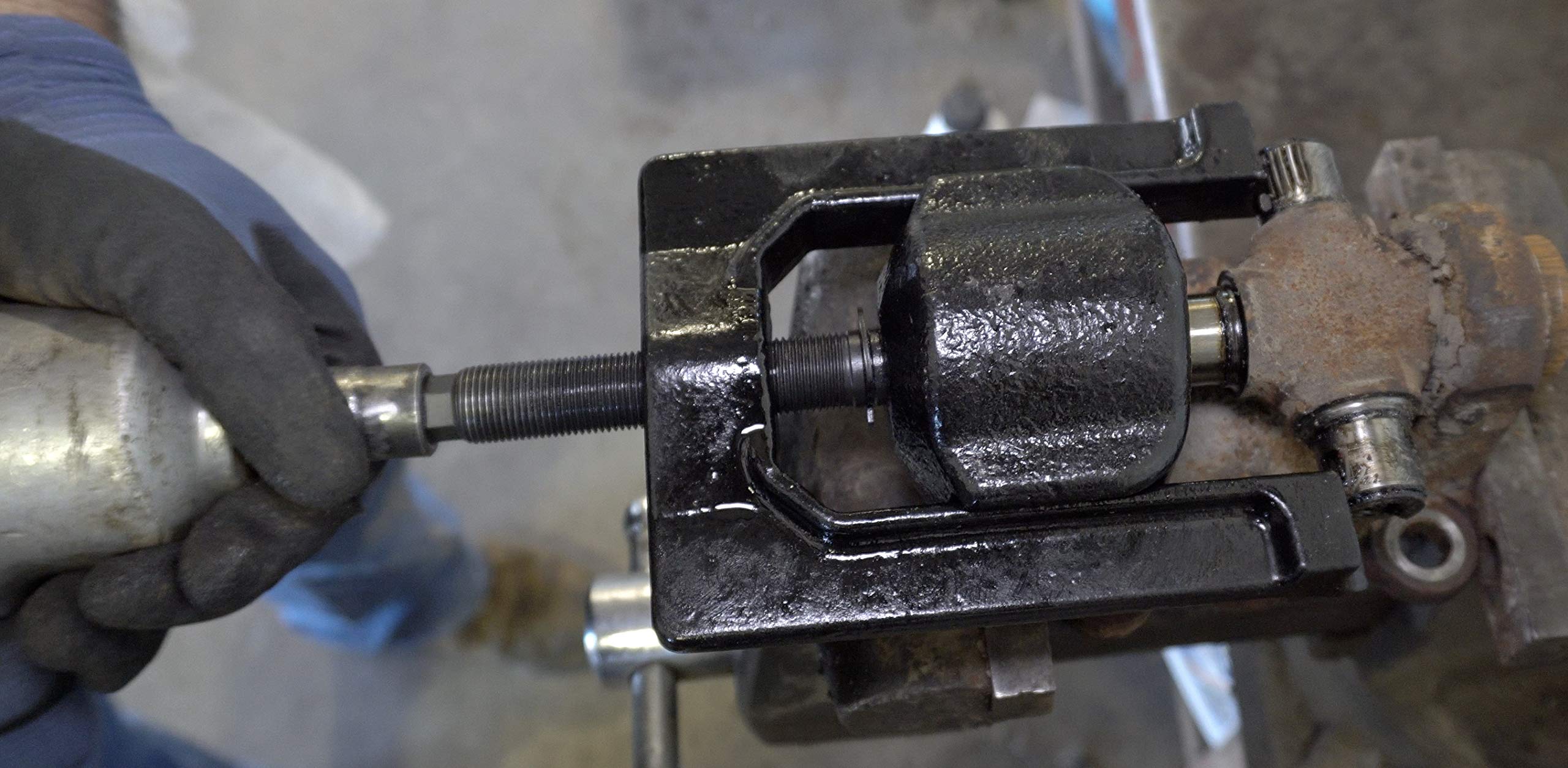 Lisle 42900 close-up of heat-treated threads and casting for durable performance
