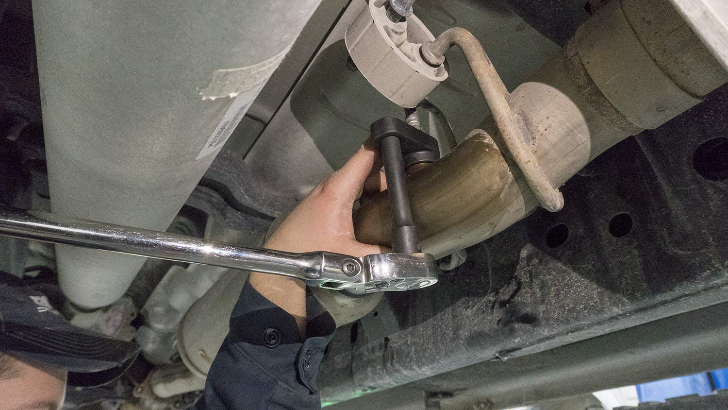 Lisle in use on EcoDiesel engine demonstrating clearance and accessibility advantage