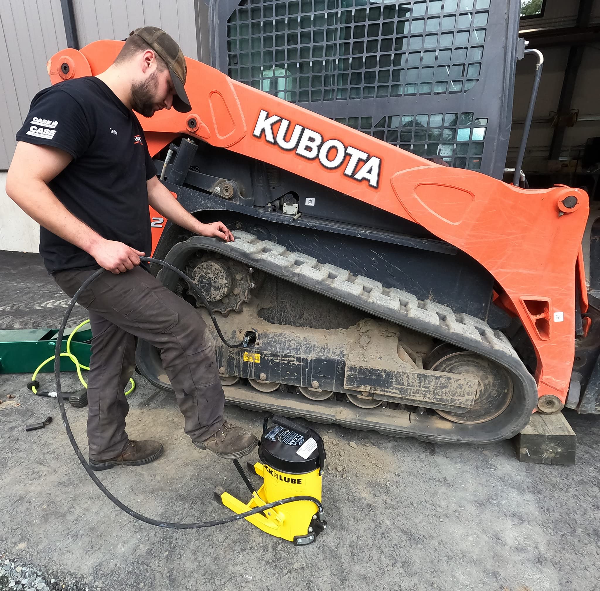 LockNLube 2m hydraulic hose and coupler demonstrating extended reach to fittings