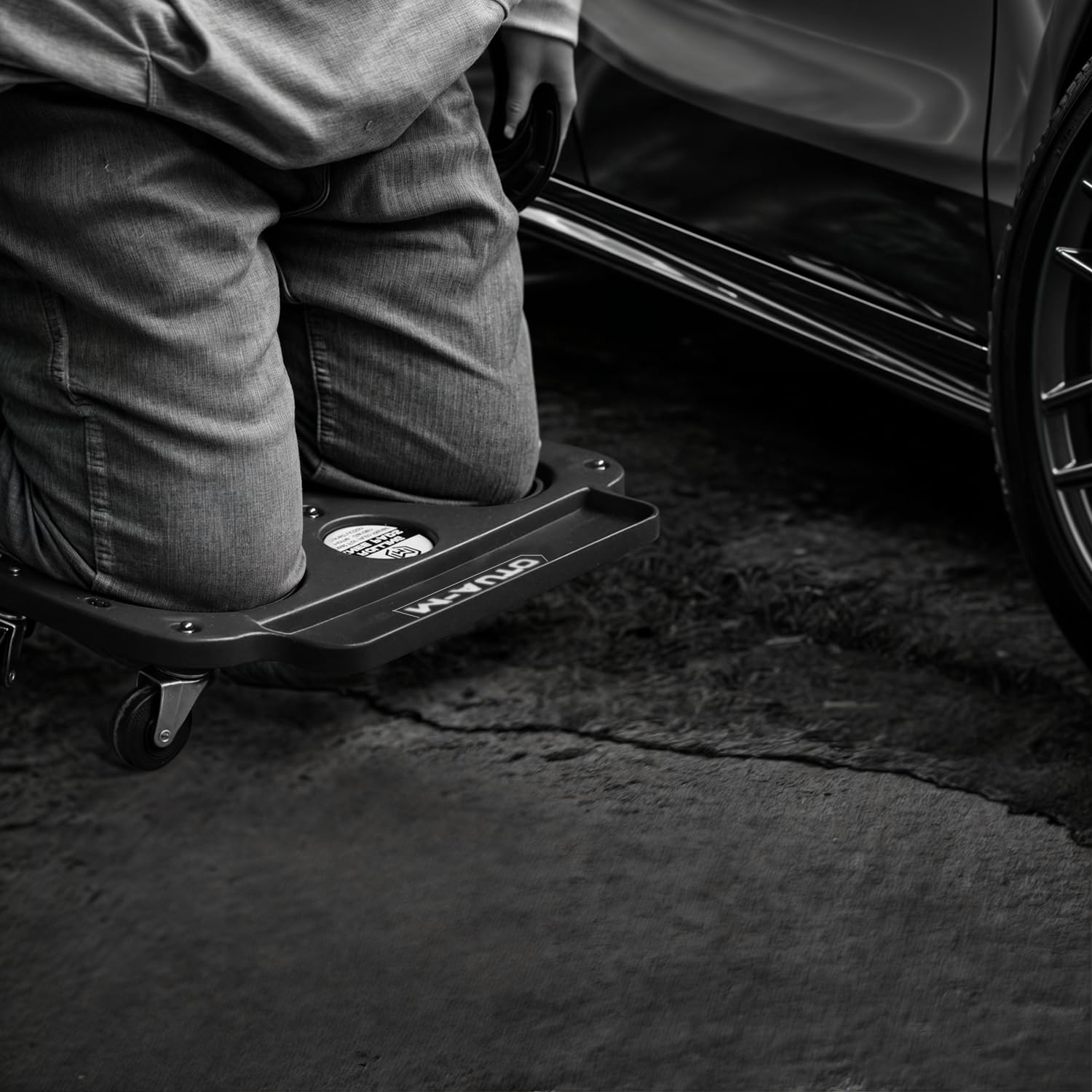 M-AUTO five swivel casters detail demonstrating smooth multi-directional movement