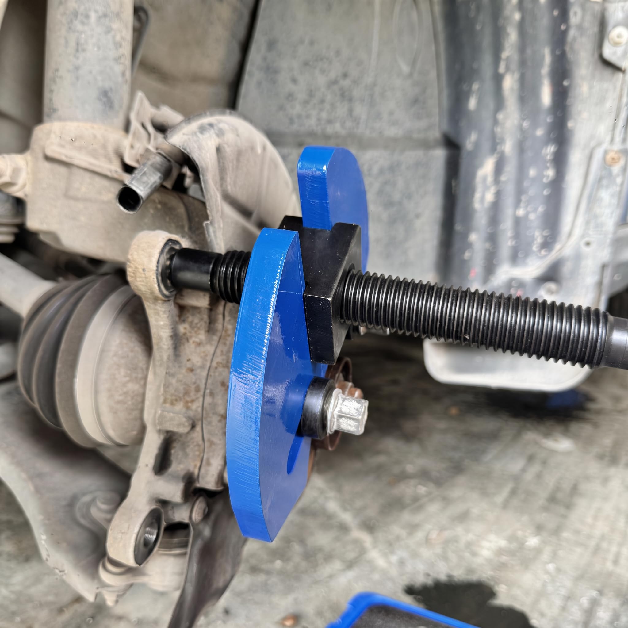 Mhot forcing screw detail showing heat-treated thread for strong extraction benefit
