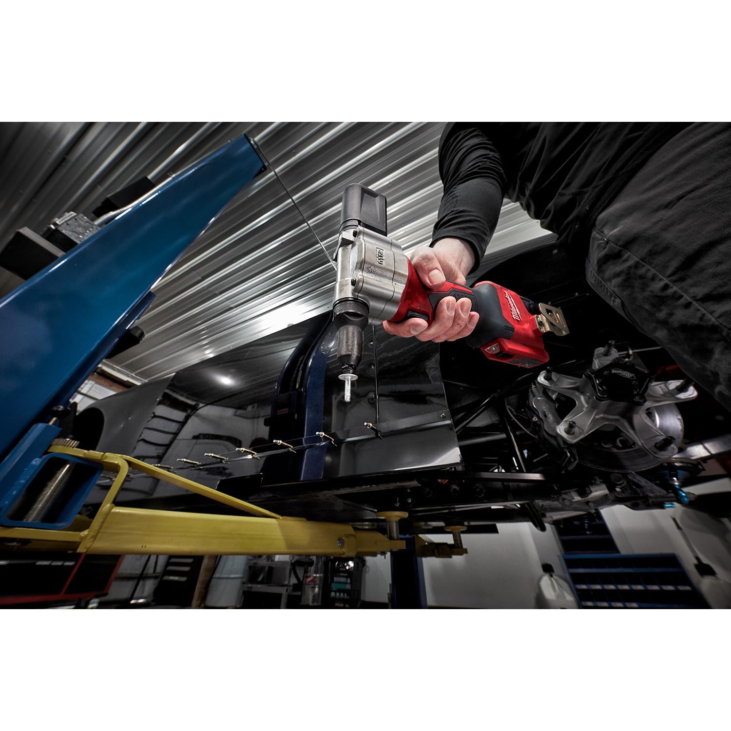 Milwaukee 2550-20 runtime graphic demonstrating 450 rivets per 1.5Ah charge