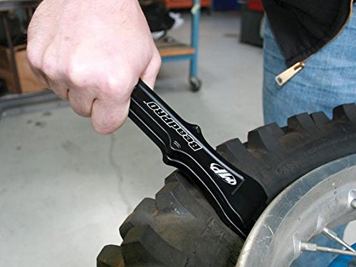 Motion Pro close-up of ergonomic handle and crossguard, secure grip benefit