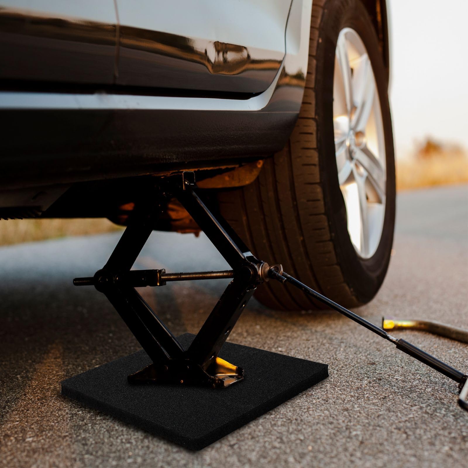 OULEME pad under trailer stabilizer at campsite for steady support