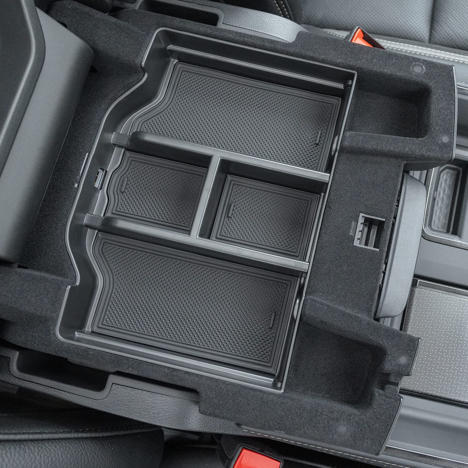 PIMCAR scale comparison with phone and wallet showing optimized storage capacity