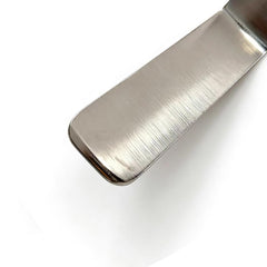 QDentMov ergonomic handle detail showing non-slip grip for improved control