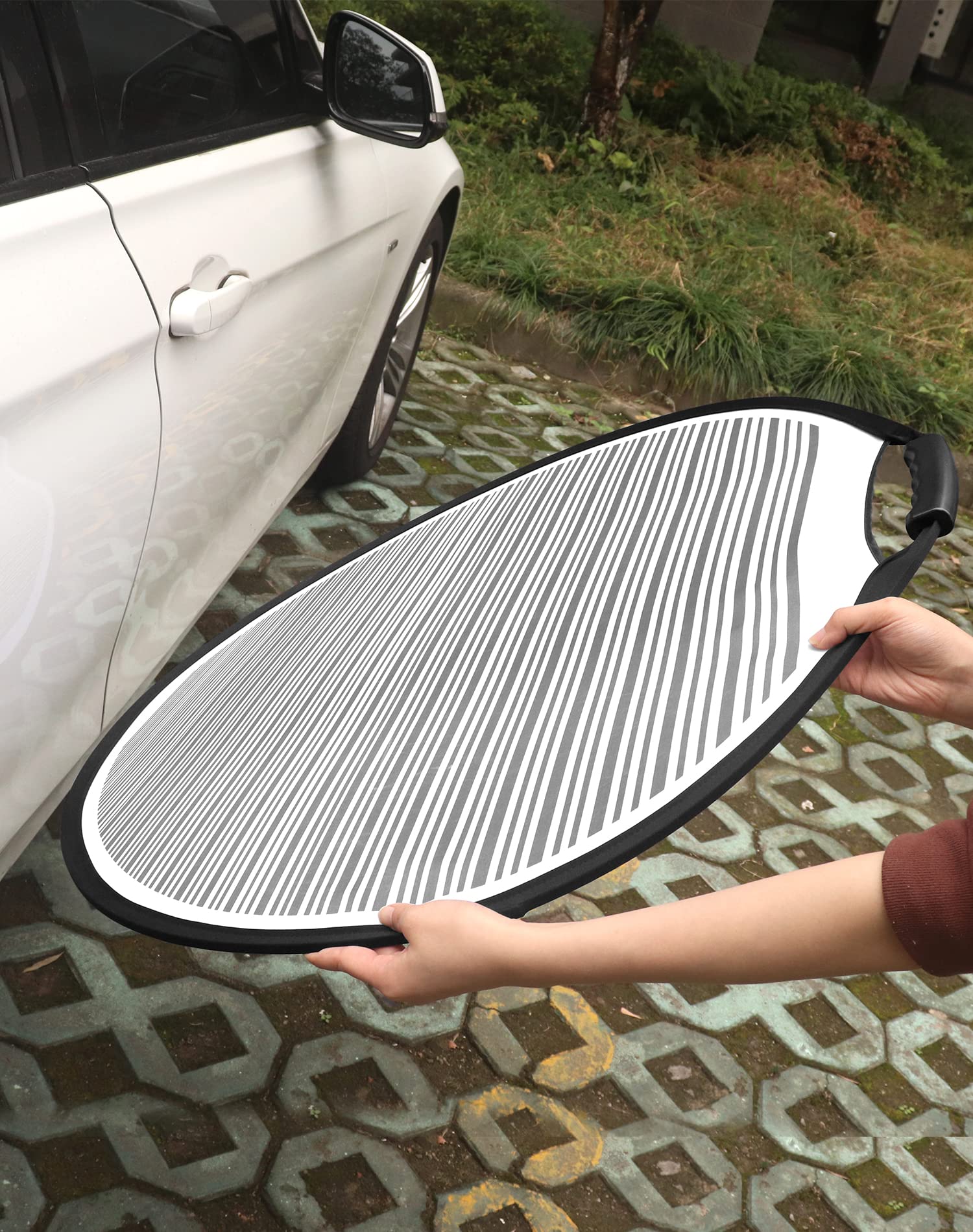 QWORK size comparison with hand to show 80 cm scale and easy single-person handling