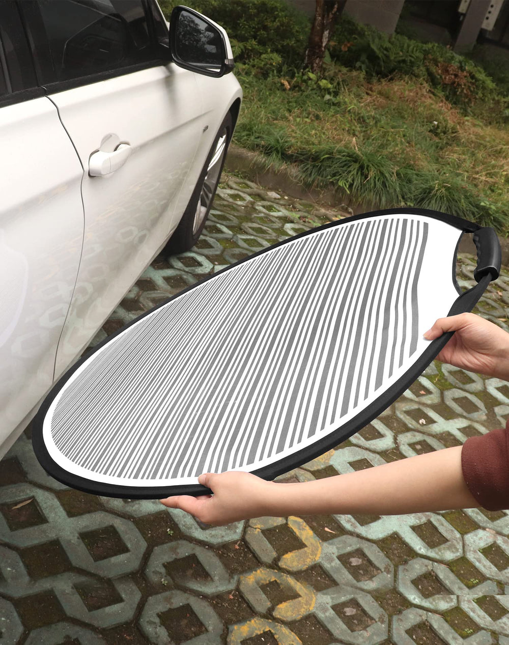QWORK size comparison with hand to show 80 cm scale and easy single-person handling