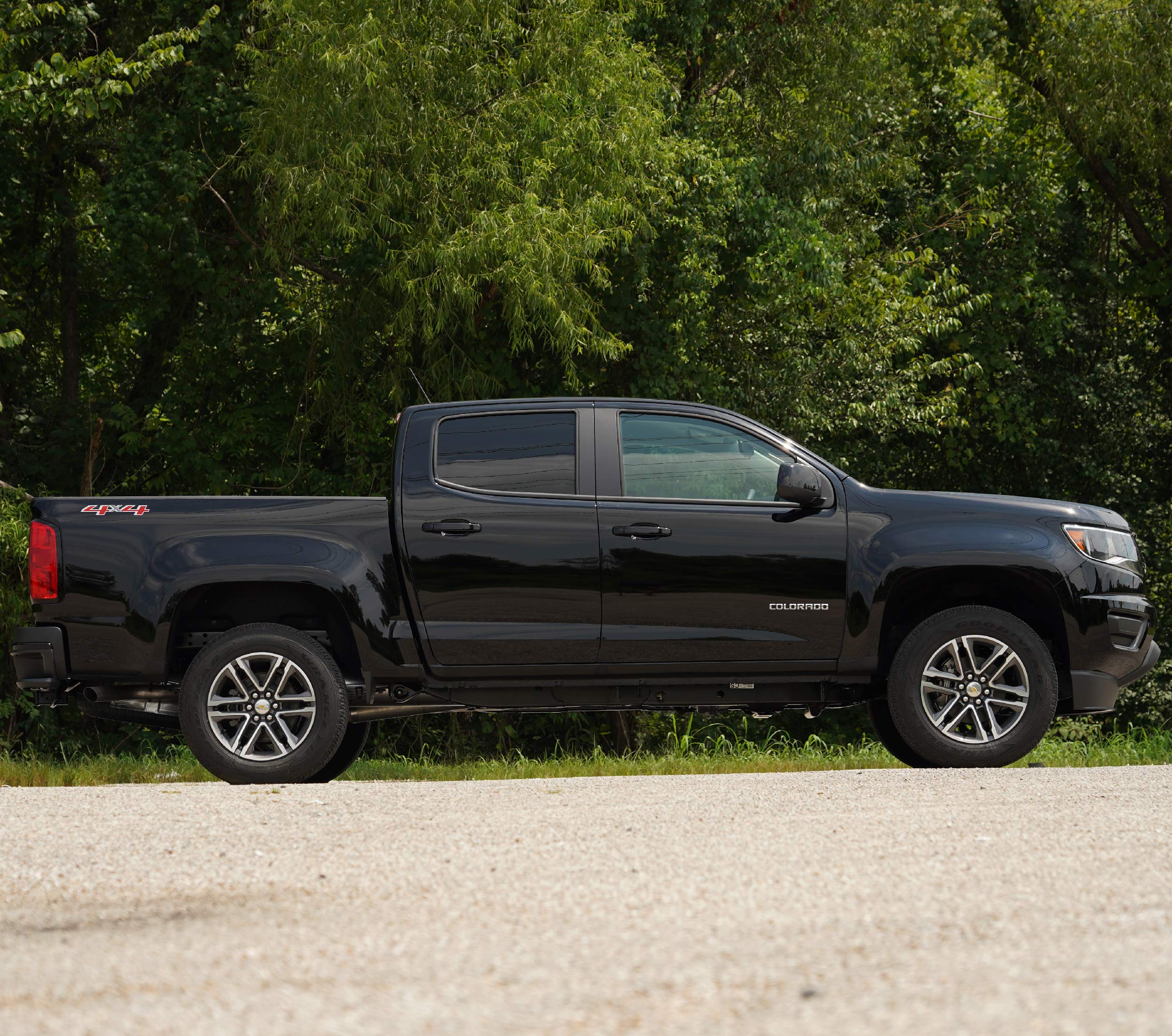 Rough Country tire clearance comparison illustrating fitment for 265/70R17 benefit