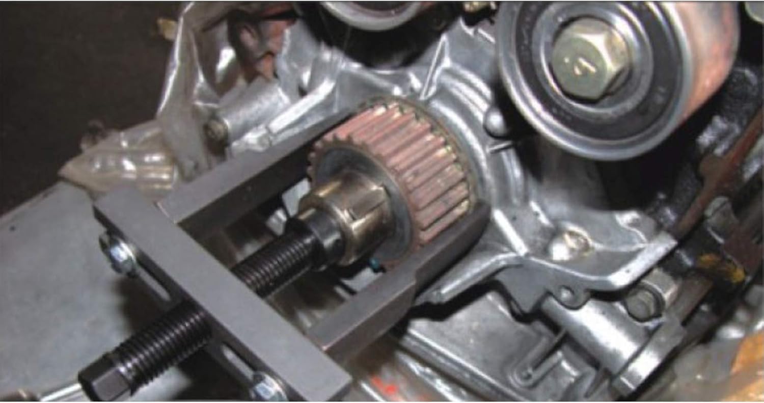 RSYEKU tool removing a gear from a shaft demonstrating safe extraction