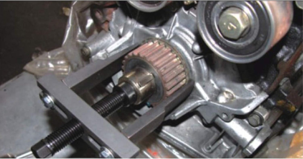 RSYEKU tool removing a gear from a shaft demonstrating safe extraction